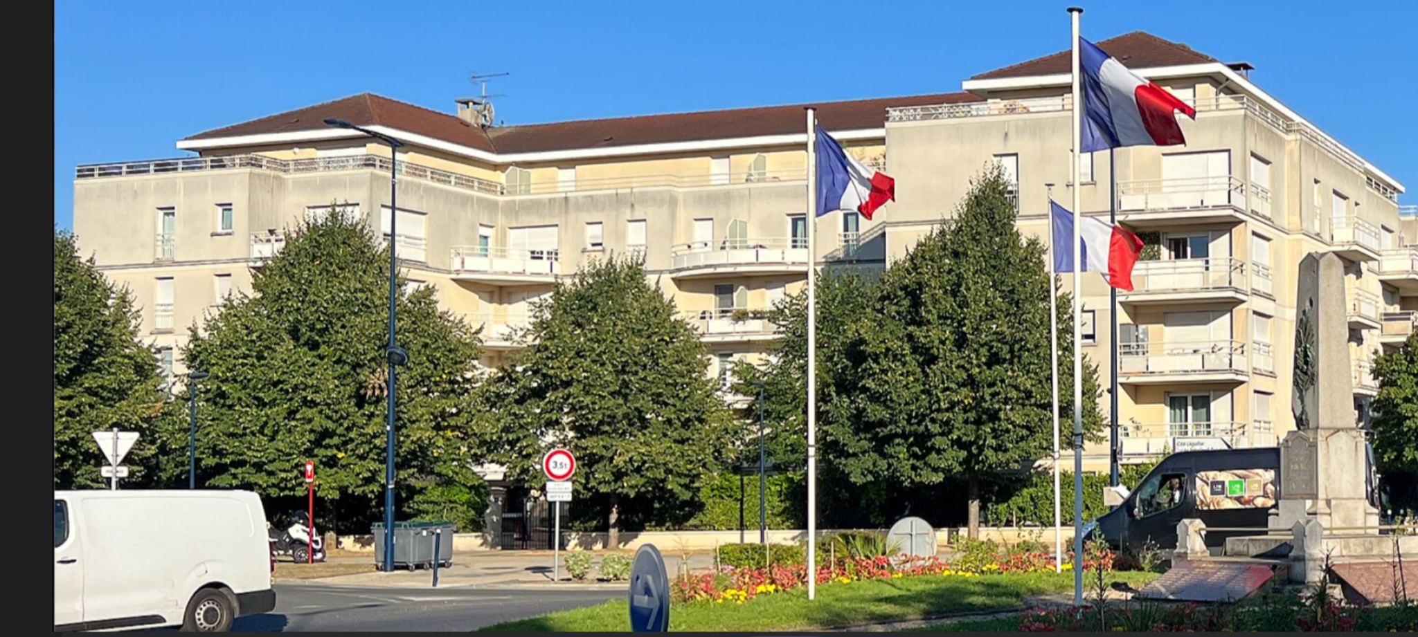PROCHE COMMODITES, VILLAGE DES JO, TRAM 11, BUS 249-133 ET F